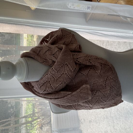 Châle Abondance tricoté à la main couleur beige rosé