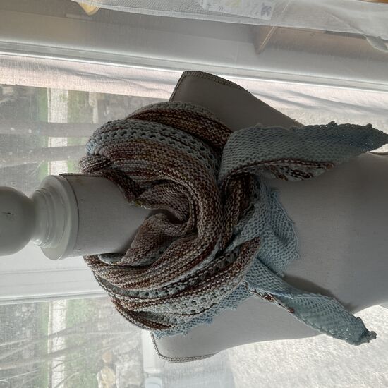 Châle ALYCIA couleur bleu pastel tricoté à la main