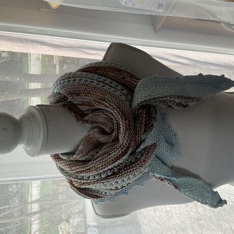 Châle ALYCIA couleur bleu pastel tricoté à la main