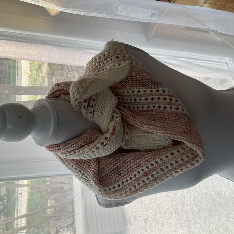 Châle ALYCIA couleur rose pastel tricoté à la main