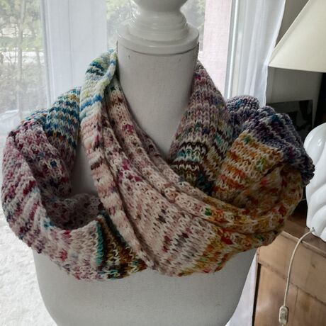 Echarpe AUDE tricotée à la main multicolore