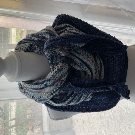 Châle MCLAIRE rose tricoté à la main couleur bleu