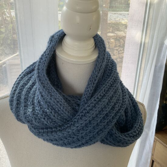 Col snood Lucette tricoté à la main couleur bleu jeans