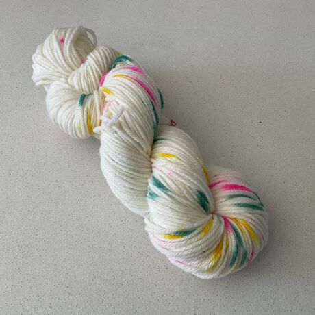 Laine teinte à la main mérinos DK couleur confetti
