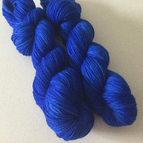 Laine teinte à la main mérinos fingering couleur bleu outremer