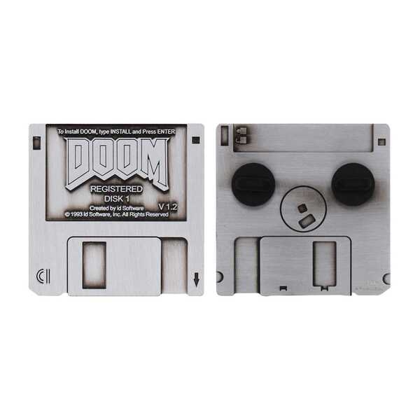 Doom floppy disk pin badge Fanattik