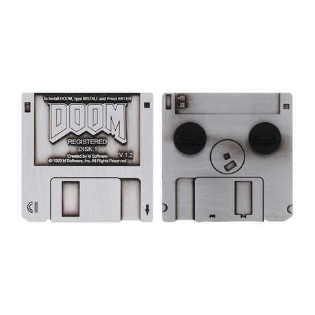 Doom floppy disk pin badge Fanattik