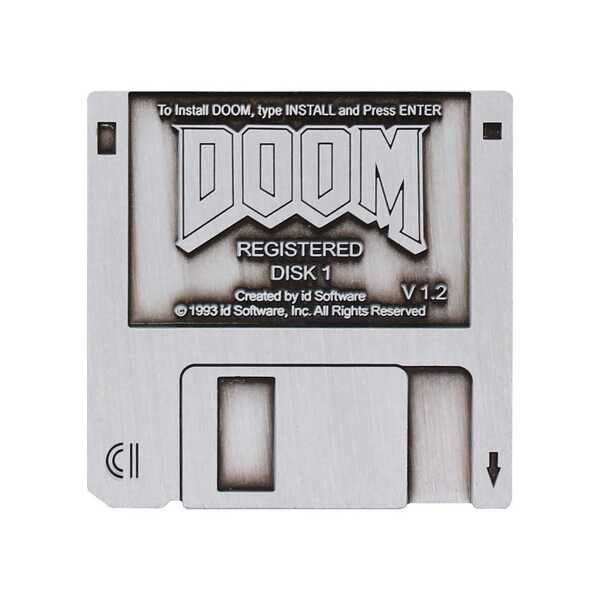 Doom floppy disk pin badge Fanattik