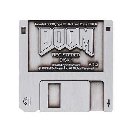 Doom floppy disk pin badge Fanattik