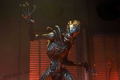 Alien: Romulus figurine Ultimate Scorched Xenomorph NECA