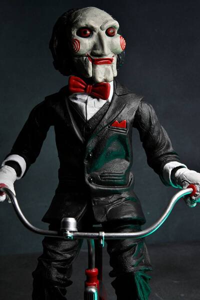 Saw figurine sonore Billy with Tricycle 30 cm Neca