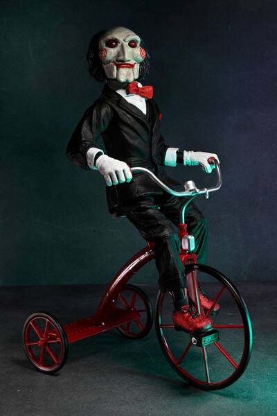 Saw figurine sonore Billy with Tricycle 30 cm Neca