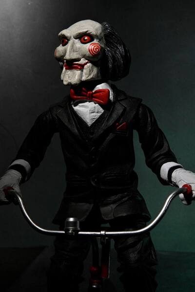 Saw figurine sonore Billy with Tricycle 30 cm Neca