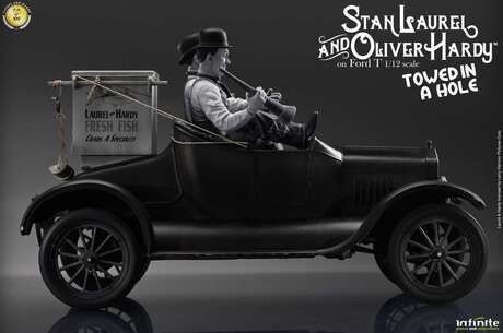 Laurel & hardy towed in a hole ford t 1/12 scale Infinite Statue