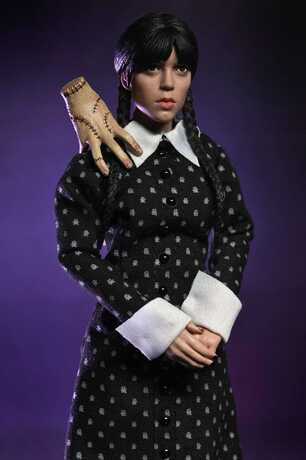 Wednesday figurine Mercredi (Classic Dress) NECA