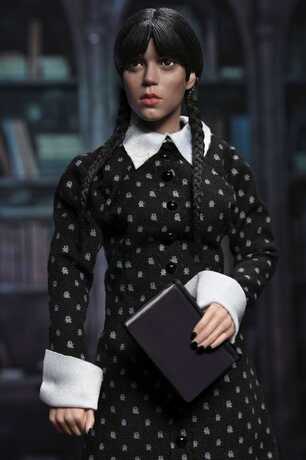 Wednesday figurine Mercredi (Classic Dress) NECA