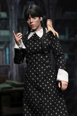 Wednesday figurine Mercredi (Classic Dress) NECA