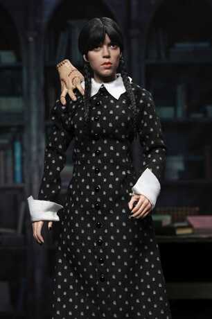 Wednesday figurine Mercredi (Classic Dress) NECA