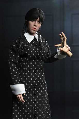 Wednesday figurine Mercredi (Classic Dress) NECA