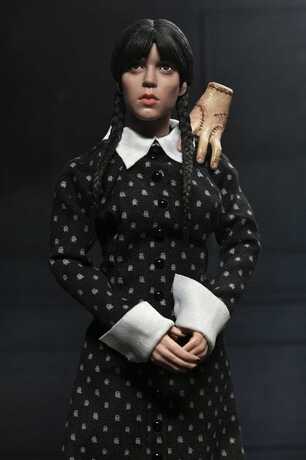 Wednesday figurine Mercredi (Classic Dress) NECA