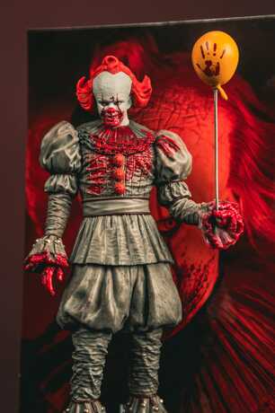 Ça Welcome to Derry Movie Maniacs figurine Pennywise (Bloody) McFarlane Toys
