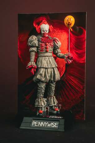 Ça Welcome to Derry Movie Maniacs figurine Pennywise (Bloody) McFarlane Toys