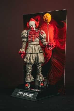 Ça Welcome to Derry Movie Maniacs figurine Pennywise (Bloody) McFarlane Toys