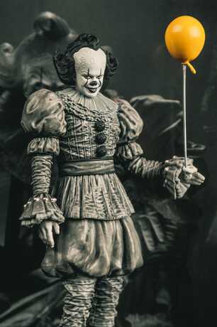 Ça Welcome to Derry Movie Maniacs figurine Pennywise (Black & White) McFarlane Toys