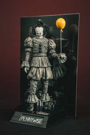 Ça Welcome to Derry Movie Maniacs figurine Pennywise (Black & White) McFarlane Toys
