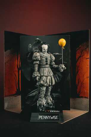 Ça Welcome to Derry Movie Maniacs figurine Pennywise (Black & White) McFarlane Toys