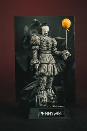 Ça Welcome to Derry Movie Maniacs figurine Pennywise (Black & White) McFarlane Toys
