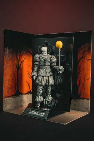 Ça Welcome to Derry Movie Maniacs figurine Pennywise (Black & White) McFarlane Toys
