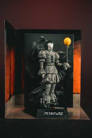 Ça Welcome to Derry Movie Maniacs figurine Pennywise (Black & White) McFarlane Toys