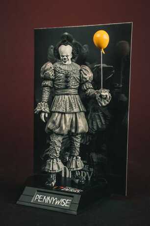 Ça Welcome to Derry Movie Maniacs figurine Pennywise (Black & White) McFarlane Toys