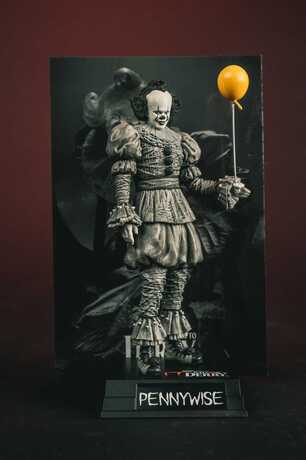 Ça Welcome to Derry Movie Maniacs figurine Pennywise (Black & White) McFarlane Toys