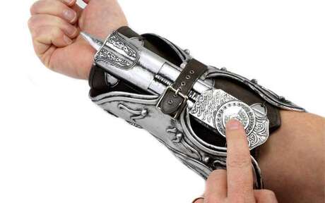 Assassin's Creed 2 réplique Roleplay The Hidden Blade of Ezio Auditore NECA