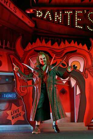 Beetlejuice (1988) diorama Trenchcoat with Spikes Inferno Room Deluxe Set Neca