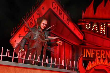 Beetlejuice (1988) diorama Trenchcoat with Spikes Inferno Room Deluxe Set Neca
