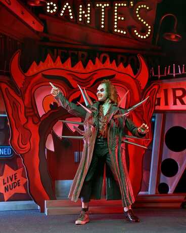 Beetlejuice (1988) diorama Trenchcoat with Spikes Inferno Room Deluxe Set Neca