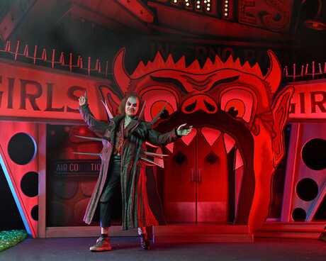 Beetlejuice (1988) diorama Trenchcoat with Spikes Inferno Room Deluxe Set Neca