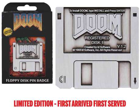 Doom floppy disk pin badge Fanattik