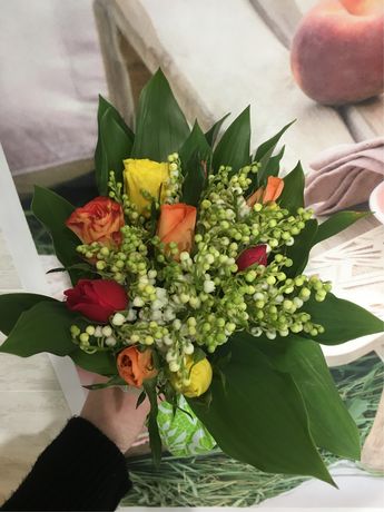 50 Brins de Muguet Extra avec Feuilles Agrémenté de 10 Roses Couleurs Variées