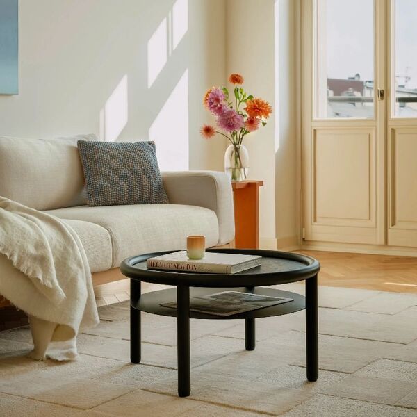 Table basse ronde noire avec étagère