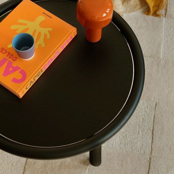 Table basse ronde noire avec étagère