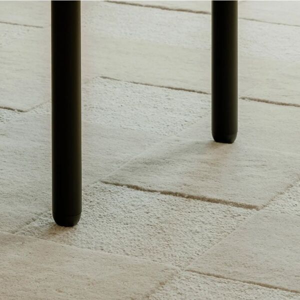 Table basse ronde noire avec étagère