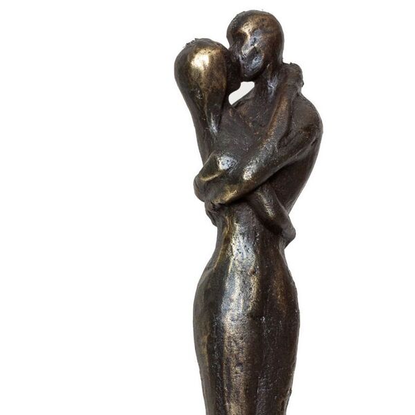 sculpture couple enlacé