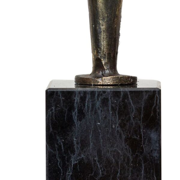 sculpture couple enlacé