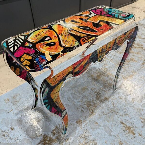 Console transparente design Street Art