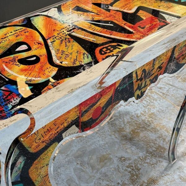 Console transparente design Street Art