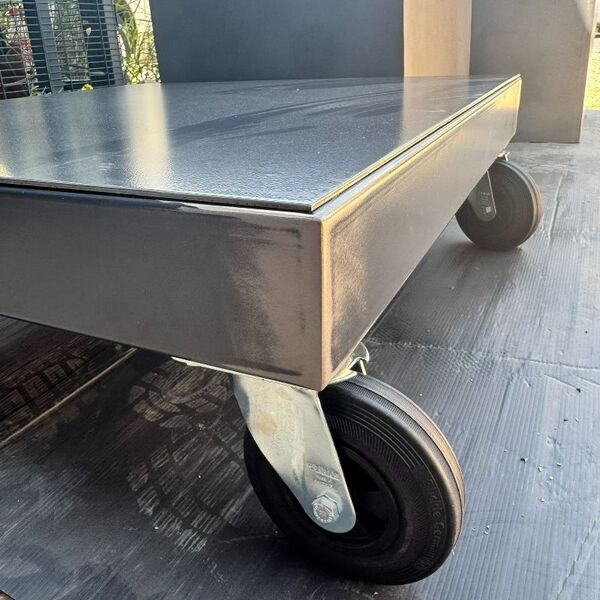 Table basse acier brut